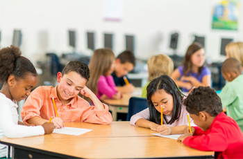 Anderstalige kinderen in de klas? Kijk naar wat er wel kan. Afbeeldingen met kinderen in klaslokaal