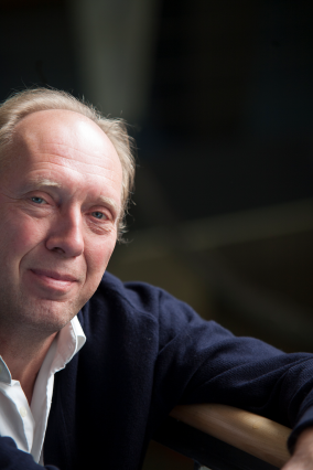 Chris van der Heijden bij SPUI25 over zijn nieuwe boek ‘Over de rand laait vuur’ Chris van der Heijden bij SPUI25 over zijn nieuwe boek ‘Over de rand laait vuur’