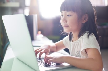 Hoe blind typen kinderen met leer- en schrijfproblemen kan helpen